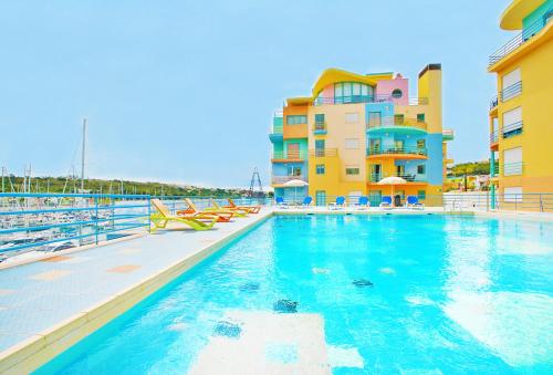 una piscina frente a un edificio en Apartment Mykonos by Algarve Vacation, en Albufeira