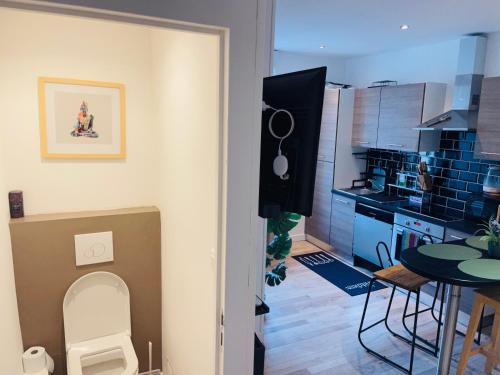 a small kitchen with a table and a dining room at Le Duplex 3 chambres - 1P à 7P - Saint Honore in Amiens