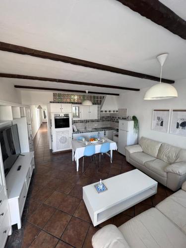 a living room with a couch and a table at La casita de Yolanda in Caleta de Sebo