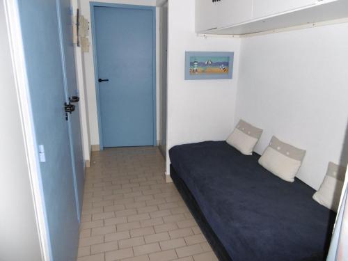 mały pokój z łóżkiem i niebieskimi drzwiami w obiekcie Appartement 5 pers avec loggia, parking privé à Sète - FR-1-472-166 w mieście Sète