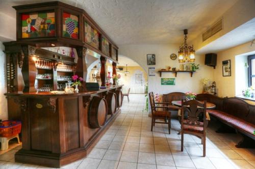 a restaurant with a bar and a table and chairs at Pension & Gasthaus Kahren in Kahren