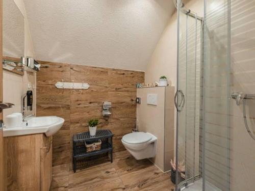 y baño con aseo, lavabo y ducha. en Privat na Vŕšku, en Ždiar