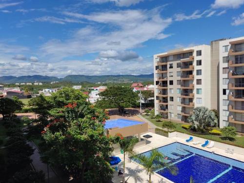 una vista aérea de un edificio y una piscina en Apartamento en Hacienda Peñalisa Ceiba, Sol, Piscina y descanso, en Girardot