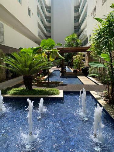 a group of white fountains in the middle of a building at MANDAI Apartamento Cabo Frio in Cabo Frio