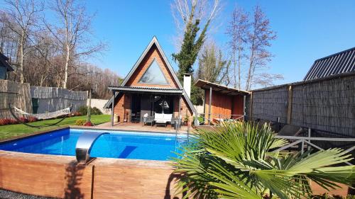 UĞURLUBUNGALOVの敷地内または近くにあるプール