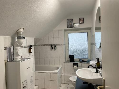 łazienka z umywalką, wanną i toaletą w obiekcie SPLENDiD: ☆Vintageflat In Center☆ w Hanowerze