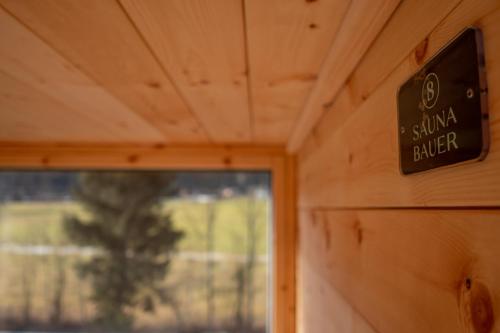 a sign on the wall of a tiny house at Alte Bildhauerei in Aurach bei Kitzbuhel