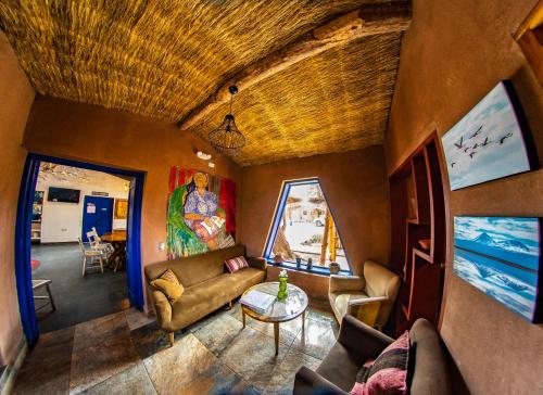 un soggiorno con divano e tavolo di Ckoi Atacama Lodge a San Pedro de Atacama