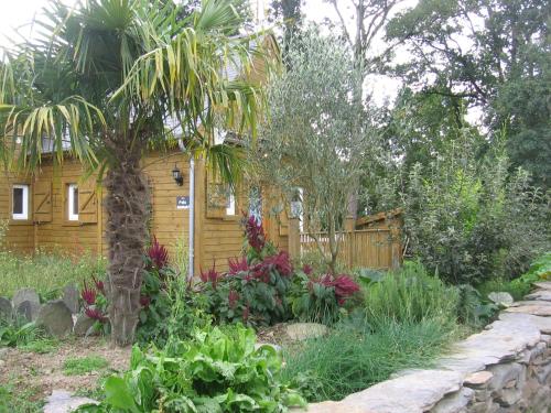 a garden in front of a wooden house at Gîte Palis L'école d'antan in La Gacilly