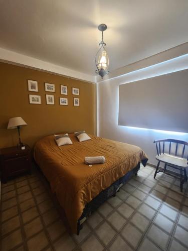 1 dormitorio con 1 cama grande y 1 silla en DPTO BALCARCE en Salta