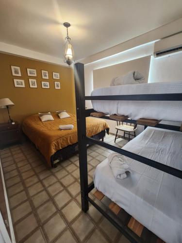 Habitación con 2 literas en una habitación en DPTO BALCARCE en Salta