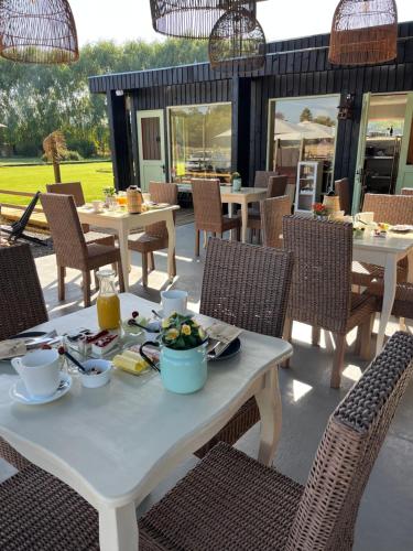 een tafel en stoelen met eten op een patio bij Nenquen Lodge in Santa Cruz