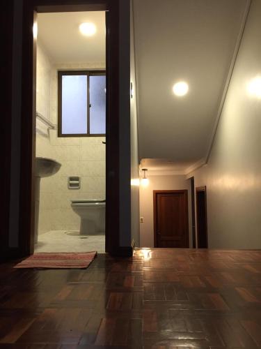 a bathroom with a toilet and a tub and a window at Tu experiencia comienza aquí Departamento 3D 3C Achumani a pasos de la calle 29 in La Paz