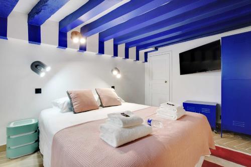 Un pat sau paturi într-o cameră la Vibrant Studio - In the Heart of Paris - Louvre