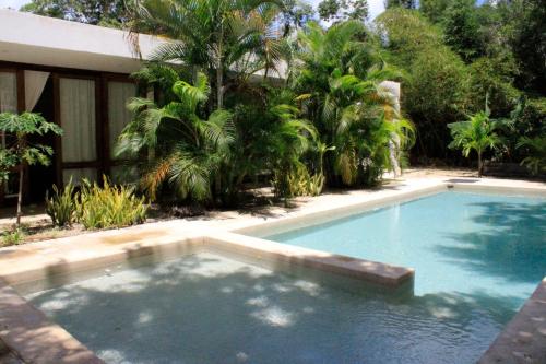 une grande piscine en face d'une maison dans l'établissement Hanan Pacha, à Macario Gomez