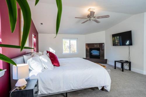 Gallery image of Hot Tub & Seasonal Pool -Sleeps 10- 4 min to OSF in Ashland