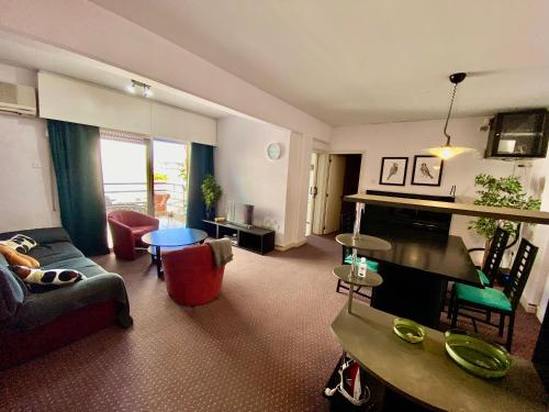 リマソールにあるprivate room in a shared flat at best locationのソファとテーブルのあるリビングルーム