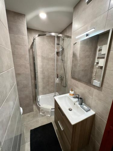 y baño con lavabo y ducha. en 11B Svečių namai Palanga en Palanga