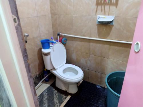 ein Bad mit einem weißen WC in einem Zimmer in der Unterkunft Indo Hometown in Cireungit