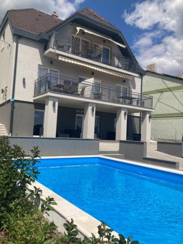 Bazén v ubytovaní Balkon Apartmanház Panzió alebo v jeho blízkosti