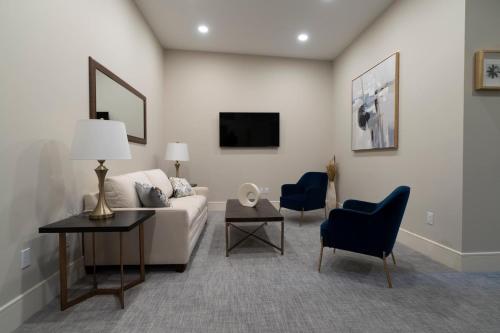 TV a/nebo společenská místnost v ubytování Orange Inn Boutique Hotel