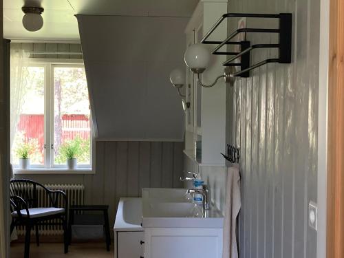 y baño con lavamanos y lavamanos. en Gård Mörbacka Bed & Breakfast en Mörbacka