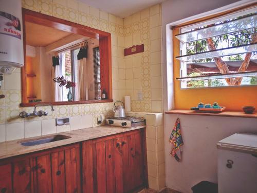 cocina con fregadero y ventana en HERMOSO ALOJAMIENTO TEMPORARIO KAYA en Villa Giardino