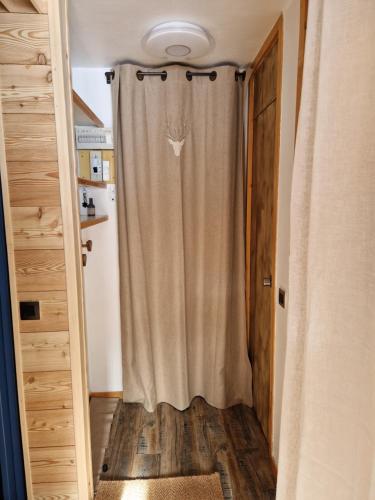 - un rideau de douche dans une chambre avec porte dans l'établissement Belle-Plagne / Cœur de station / Ski aux pieds, à Belle Plagne