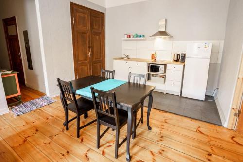 een keuken met een tafel en stoelen in een kamer bij Two bedroom Ausekla apartment in Liepāja