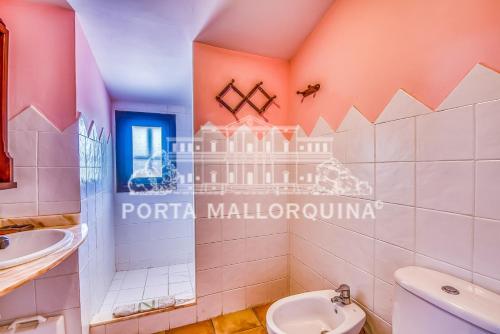 インカにあるSon Perellonetのバスルーム(トイレ、シンク付)が備わる客室です。