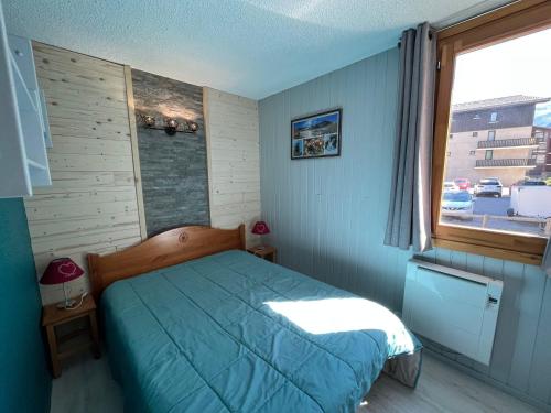 une petite chambre avec un lit et une fenêtre dans l'établissement Appartement rénové 4 pers, terrasse, au pied des pistes à Val-Cenis - FR-1-508-178, à Lanslevillard