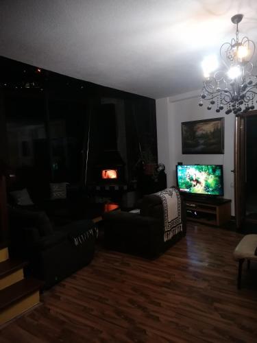Televisyen dan/atau pusat hiburan di Karbula Apartments & Villa