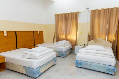 Zimmer mit 3 Betten in einem Zimmer in der Unterkunft Al Ghaba Line Hotel 