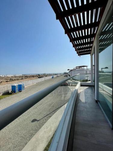a building with a view of the beach at A 3 minutos de la Playa Hermoso Departamento con Piscina y Parrilla in Asia