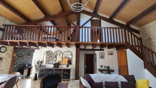 un ampio soggiorno con soffitto in legno di Gîte de charme piscine privée chauffée climatisé wifi aux portes du Périgord entre Villeréal et Monpazier a Parranquet