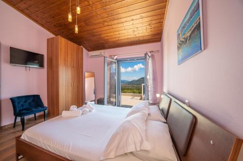 Un dormitorio con una cama grande y una ventana en Sunrise Villa, en Chaliotata
