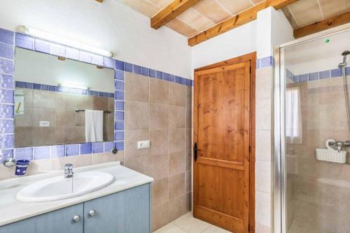 A bathroom at Can Bachio