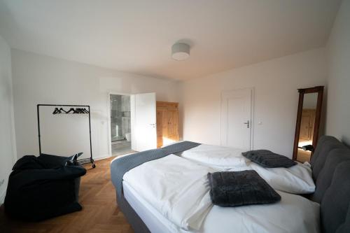 - une chambre avec deux lits et un canapé dans l'établissement Villa Emma, à Osnabrück