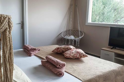 a room with two pillows on a table with a television at Villa de la Vita in Katastárion