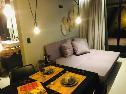 カンバラにあるTiny House Cambaráの小さな客室で、ベッド1台、テーブル(テーブル付)が備わります。