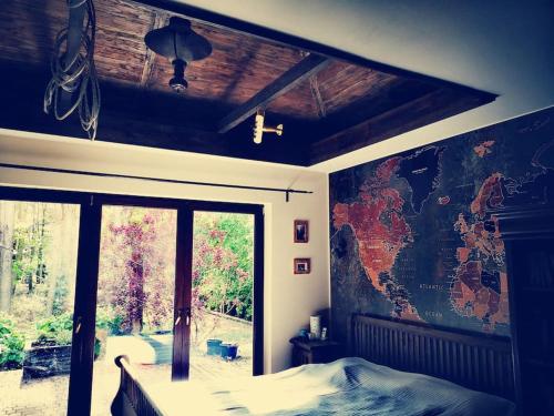 ein Schlafzimmer mit einer Weltkarte an der Wand in der Unterkunft .... chillout między Łodzią a Warszawą in Nieborów