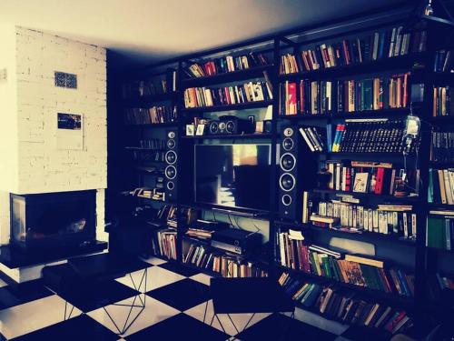 a living room with a book shelf filled with books at .... chillout między Łodzią a Warszawą in Nieborów