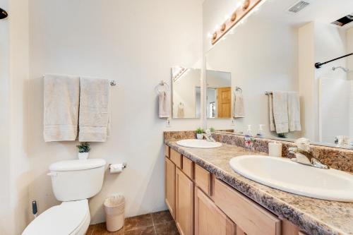 La salle de bains est pourvue de 2 lavabos, de toilettes et d'un miroir. dans l'établissement Peace in the Pines, à Indian Pine