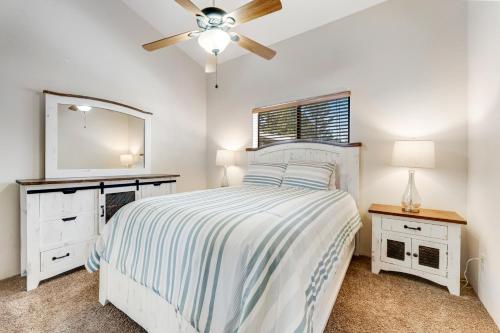 - une chambre avec un lit et un ventilateur de plafond dans l'établissement Peace in the Pines, à Indian Pine