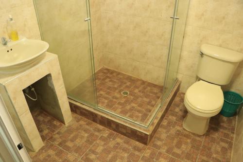 een badkamer met een douche, een toilet en een wastafel bij Casa del Rio in La Cumbre