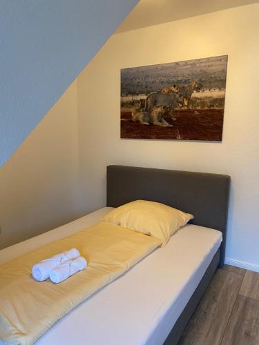 a bed with two towels on it in a room at Ferienwohnung Haus Ossenkopp in Dümmer