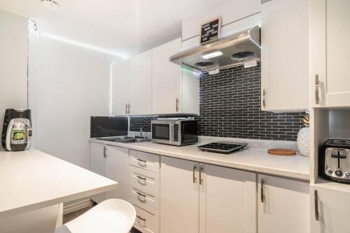 Küche/Küchenzeile in der Unterkunft Cozy nest basement unit