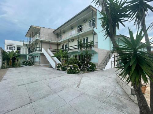 ein großes Gebäude mit Palmen davor in der Unterkunft Hotel Central Praia in Tramandaí