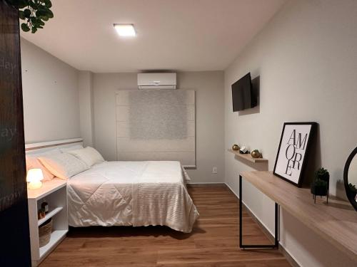 um quarto com uma cama e uma televisão em Apê Bela Vista Major em São Paulo