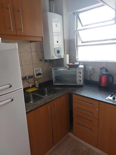 una pequeña cocina con fregadero y microondas en Hermoso y confortable departamento en Palermo en Buenos Aires